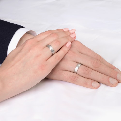 Obrączki ślubne z odciskiem palca: białe złoto, półokrągłe 5 mm